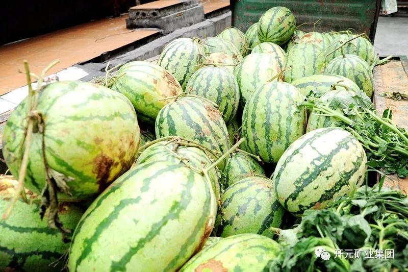 買下一整車西瓜，讓瓜農(nóng)早點(diǎn)回家