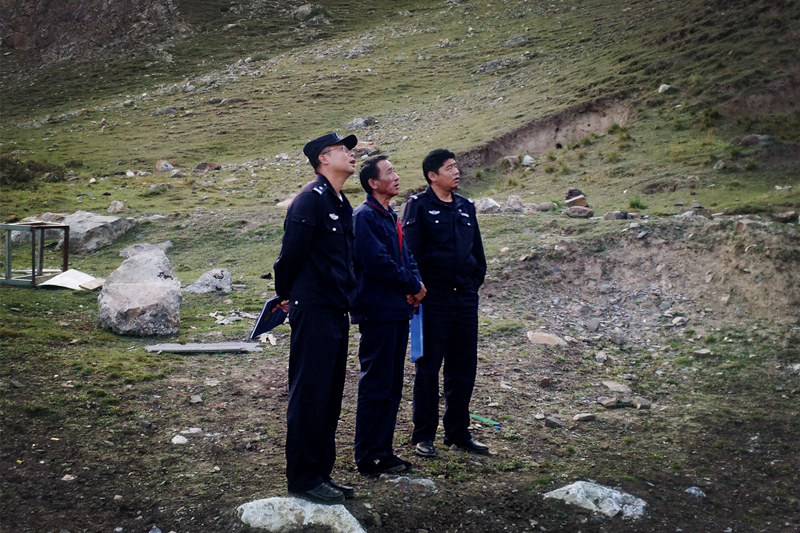 興?？h公安局治安大隊到銅鑫公司例行安全專項檢查